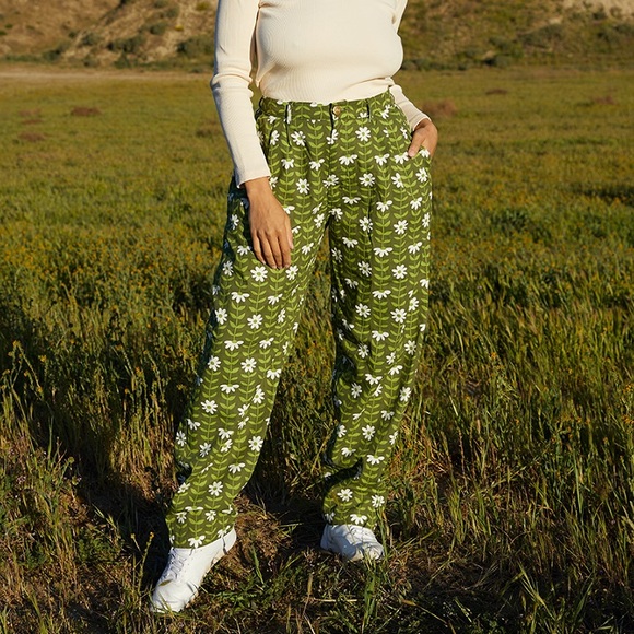 Big Bud Press Pants - Big Bud Press Daisy Chain Print Trousers in Green - NWOT- Size Large Petite